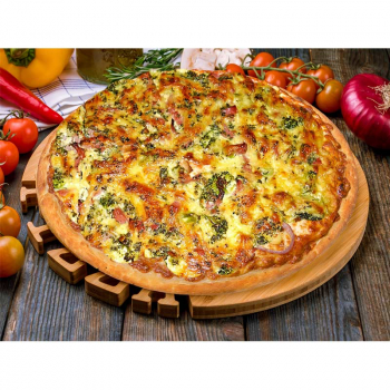 244. Pizza Bruschetta mit Sahnesauce, Würfeltomaten, rote Zwiebel, Basilikum, viel Käse