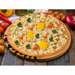 240. Pizza Roki Schinken, knuspriger Bacon, Ei, rote Zwiebeln, Kräuterremoulade
