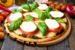 209. Pizza Mozzarella mit frische Tomaten, Basilikum