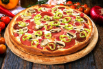 210. Napoli Schinken, Salami, frische Champignons, milde Peperoni